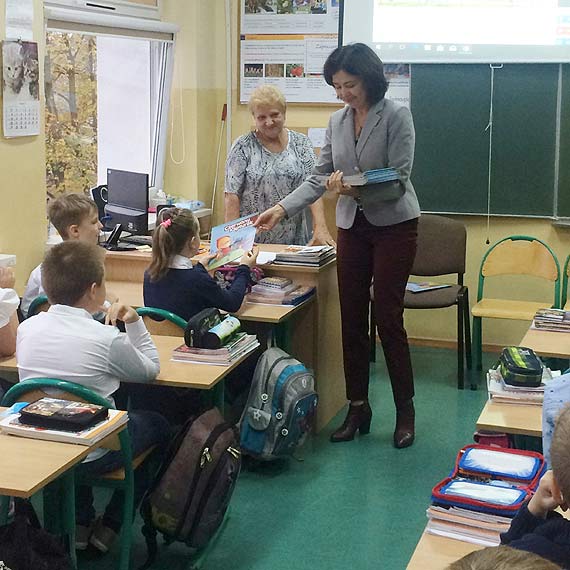 Dlaczego mamy w domach ciepło? W akcji wzięły udział zastępca prezydenta Barbara Michalska i prezes PEC-u, które odwiedziły uczniów podstawówek