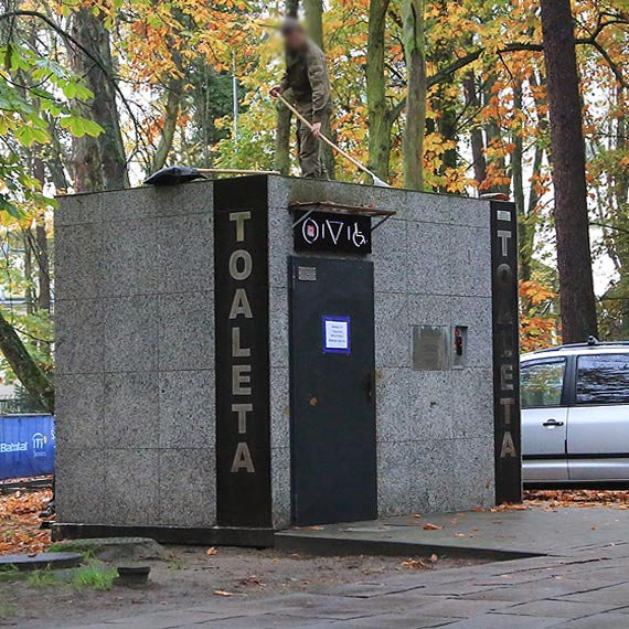 Automatyczna toaleta ma wyremontowany dach i izolacj