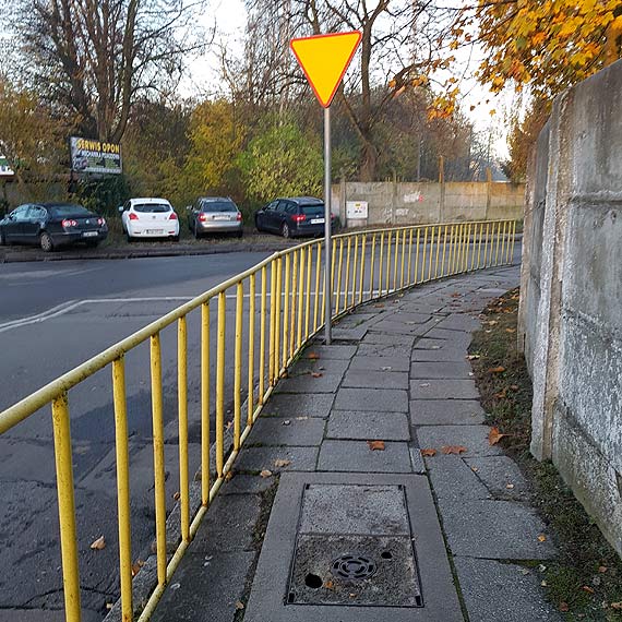Uwaga przechodnie! Dziurawy chodnik na Steyera