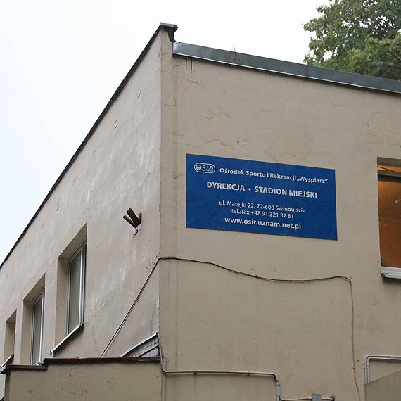 Czytelnik pyta czym pali OSiR w budynku na stadionie miejskim: Smrd jest okropny