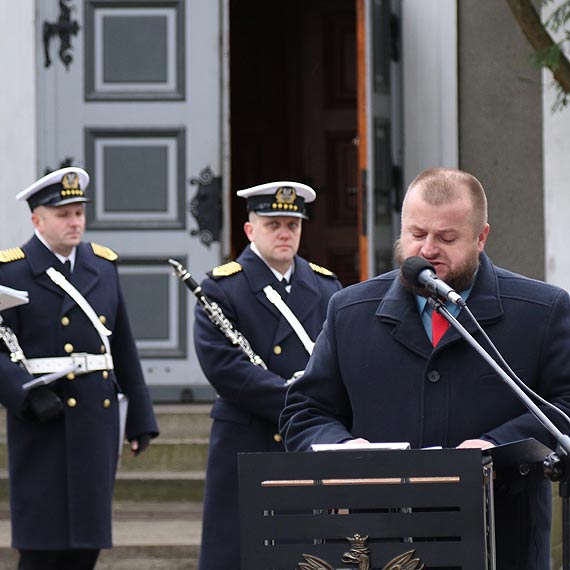Od soboty 18 listopada winoujcie doczyo do grona miast, w ktrych upamitniono ofiary katastrofy smoleskiej