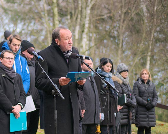 Wsplne upamitnienie historii dla przyszych pokole. Uroczysto ku pamici wszystkich ofiar wojen i przemocy na caym wiecie na wzgrzu Golm