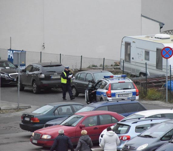 Parking przy przychodni pka w szwach