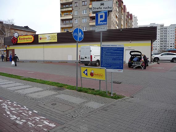 Czytelnik ostrzega: Nielegalnie pobiera si opaty od kierowcw parkujcych za sklepem. Nie dajcie si nacign! 