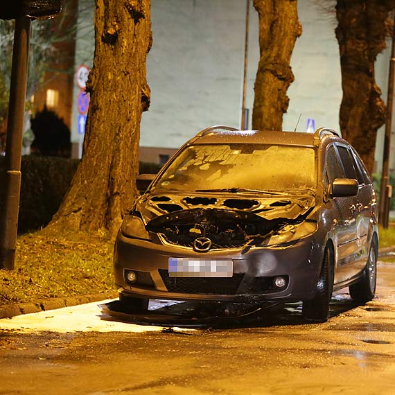 Wieczorny poar na Wilkw Morskich. Pali si samochd