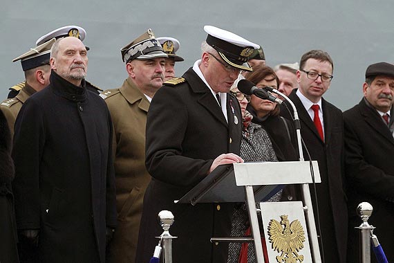 Uroczystość pierwszego podniesienia bandery MW na ORP Kormoran