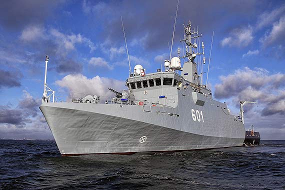 Uroczystość pierwszego podniesienia bandery MW na ORP Kormoran