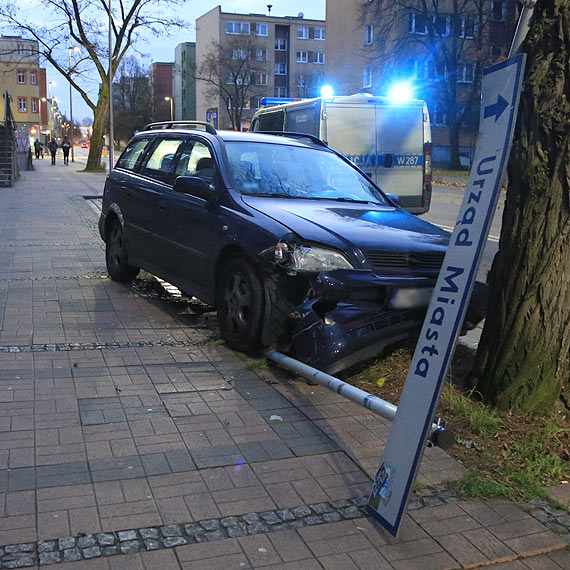 Mercedes uderzy w opla, a ten uszkodzi znak
