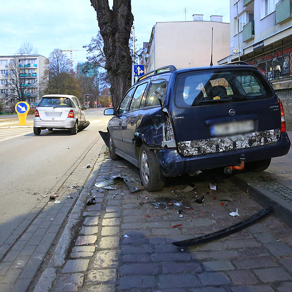 Mercedes uderzy w opla, a ten uszkodzi znak
