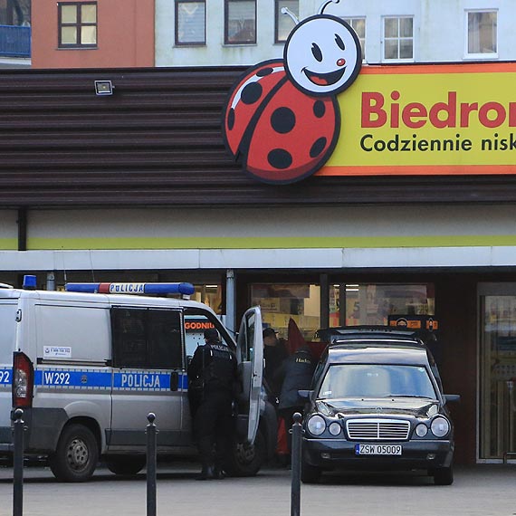 Pierwsza ofiara wychodzenia? mier bezdomnego przed sklepem Biedronka