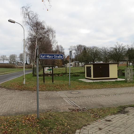 Wymazujemy z pamięci, burzymy pomniki, zacieramy przeszłość - a jak z "niewygodną" historią radzą sobie nasi sąsiedzi?