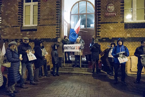 Protest przed Sdem Rejonowym w winoujciu: W tej chwilii rzdzcy nie ukrywaj, e wiadomie ami Konstytucj RP