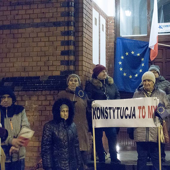 Protest przed Sdem Rejonowym w winoujciu: W tej chwilii rzdzcy nie ukrywaj, e wiadomie ami Konstytucj RP