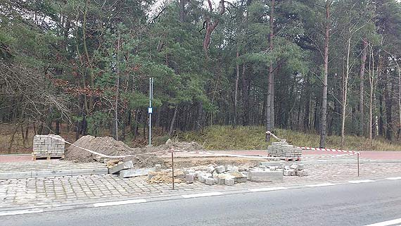 Rozkopana cieka rowerowa na Warszowie. Czytelnik ostrzega: Uwaga na wysokie krawniki 