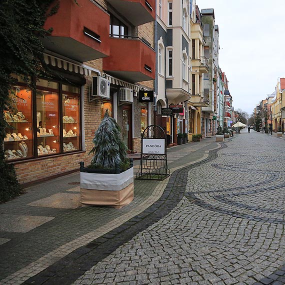 Prezenty kupujemy w sieci, a sklepy pustoszej