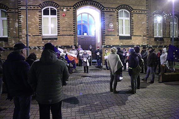 Mieszkacy winoujcia protestowali przed Sdem Rejonowym: Te ustawy to ustawka - Konstytucja nie zabawka