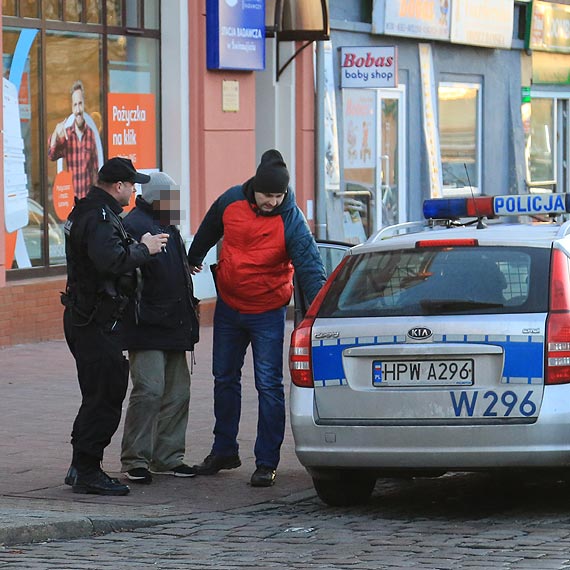 Napad na bank w centrum winoujcia! Mczyzna grozi, e wycignie bro! Zobacz film!