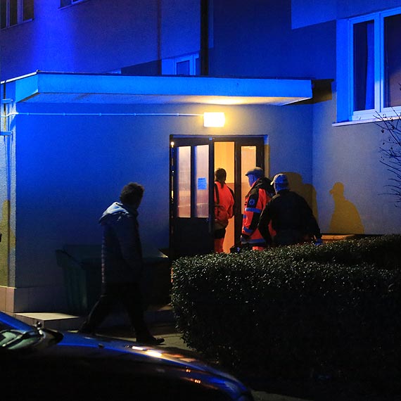 Dziecko zamknięte w domu nie dawało oznak życia. Konieczna była interwencja policji, strażaków i ratowników medycznych