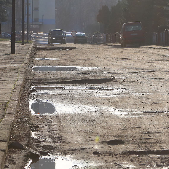 Czytelnik: Drogowy armageddon na Markiewicza! Olbrzymie wyrwy w asfalcie powoduj uszkodzenia opon i felg
