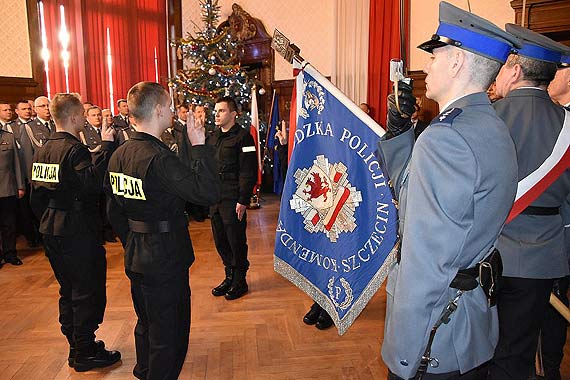 Kolejni nowi policjanci zoyli lubowanie. KMP w winoujciu wesprze jeden funkcjonariusz