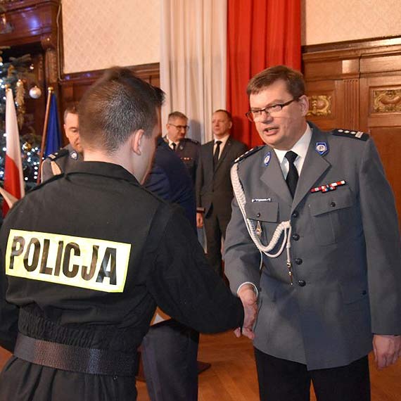 Kolejni nowi policjanci złożyli ślubowanie. KMP w Świnoujściu wesprze jeden funkcjonariusz