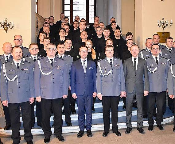 Kolejni nowi policjanci złożyli ślubowanie. KMP w Świnoujściu wesprze jeden funkcjonariusz