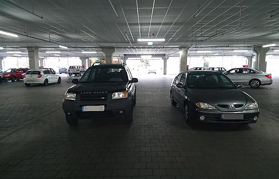 Dwoma autami zablokowali wjazd na parking. Dlaczego?