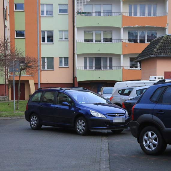 Zaparkowa i zapomnia zacign hamulca rcznego. Osobwka wyjechaa na rodek drogi