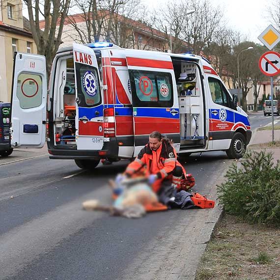 Na Moniuszki kobieta wpada pod samochd. 83 - latka przebiegaa przez jezdnie w miejscu niedozwolonym!  