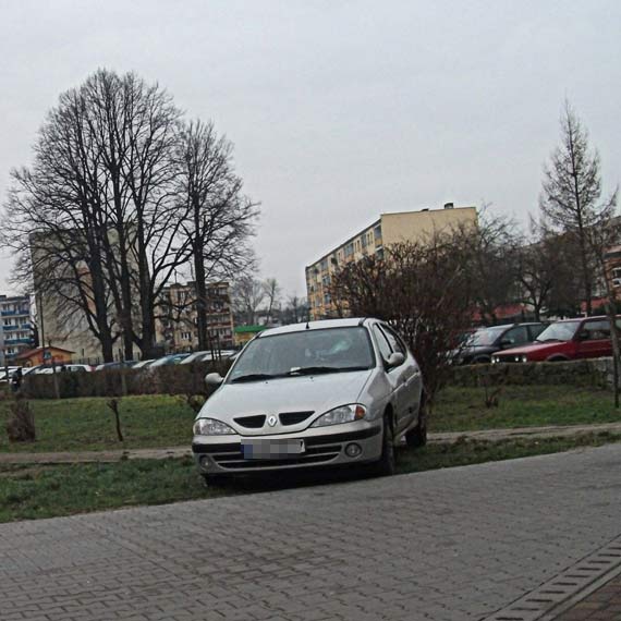 W centrum miasta kto porzuci srebrne renault. Czytelnik: Niech suby si tym zajm!