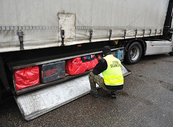 Renault wypełnione sprzętem i narzędziami