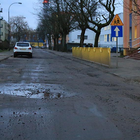 Czytelnik: Dziurawy dojazd do przedszkola