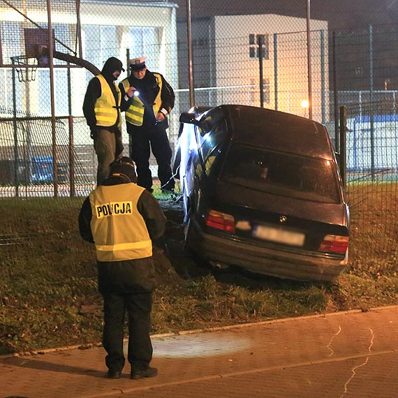 Kierowca bmw potrci mod kobiet i wjecha w ogrodzenie obiektu sportowego