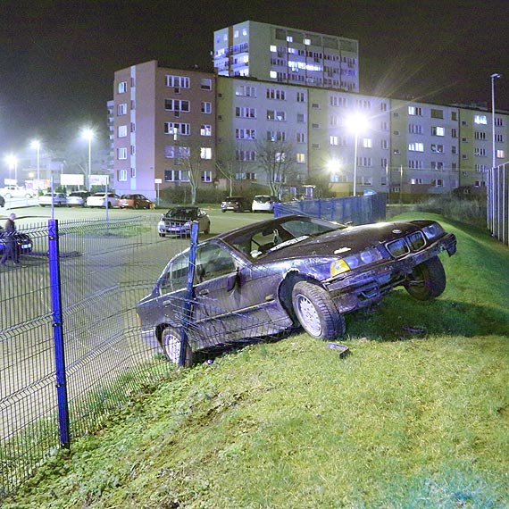 Kierowca bmw potrci mod kobiet i wjecha w ogrodzenie obiektu sportowego