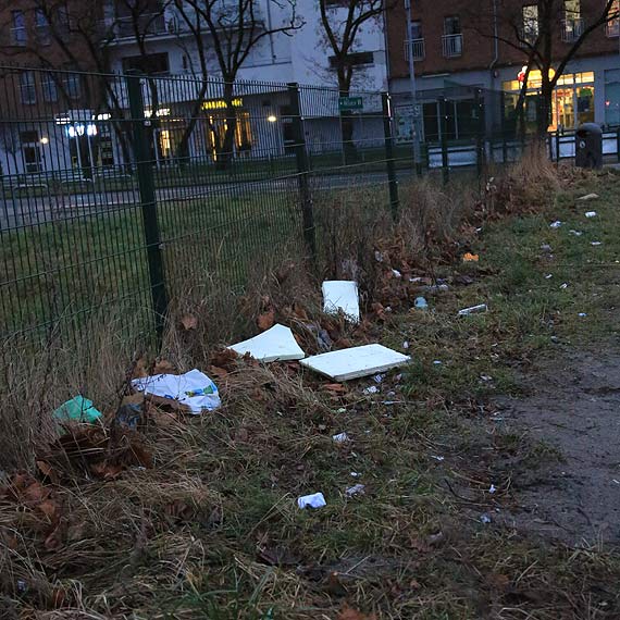 Dzikie wysypisko śmieci koło kolejki UBB