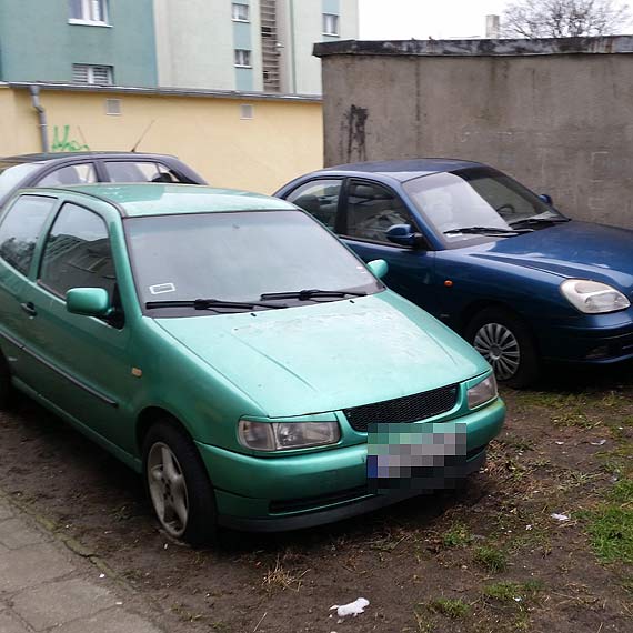 Waciciele o nich zapomnieli? Od duszego czasu zalegaj przy budynkach