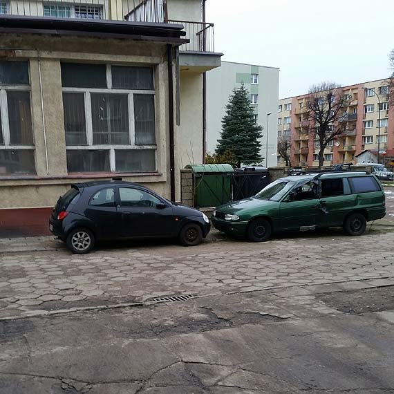 Waciciele o nich zapomnieli? Od duszego czasu zalegaj przy budynkach