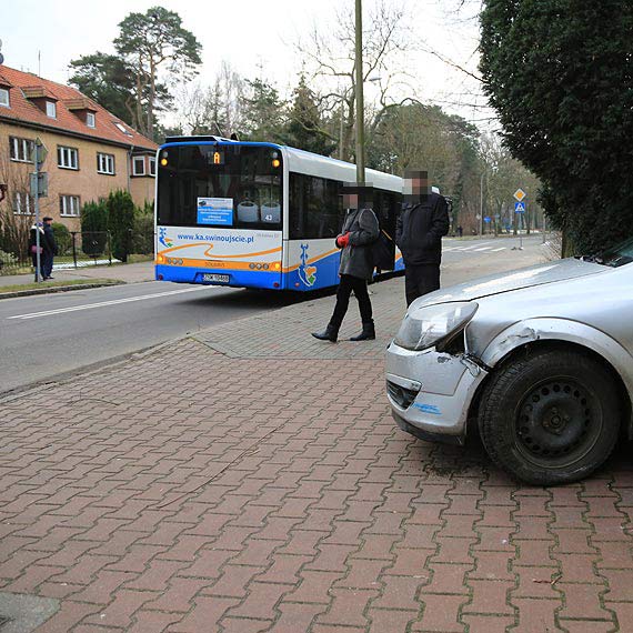 Autobus zahaczy opla