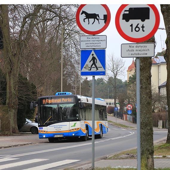 Autobus zahaczył opla