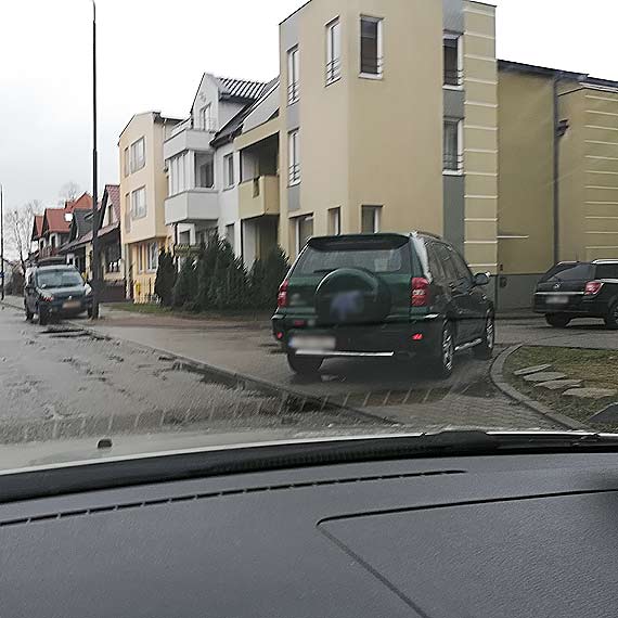 Samochd utrudnia dojazd do przedszkola