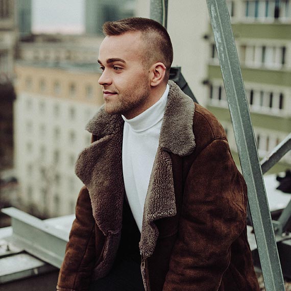 „Winny” Krystian Walczak to debiutujcy wokalista. Pochodzi ze winoujcia, nagrywa w stolicy. Zobacz teledysk!