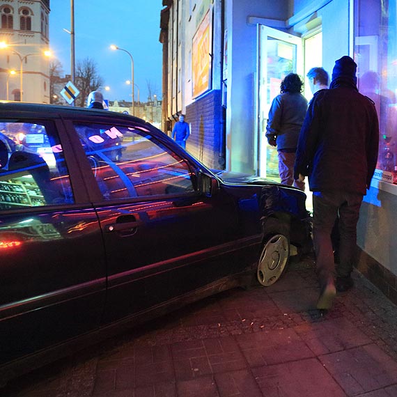 Mercedesem zatrzyma si na progu sklepu