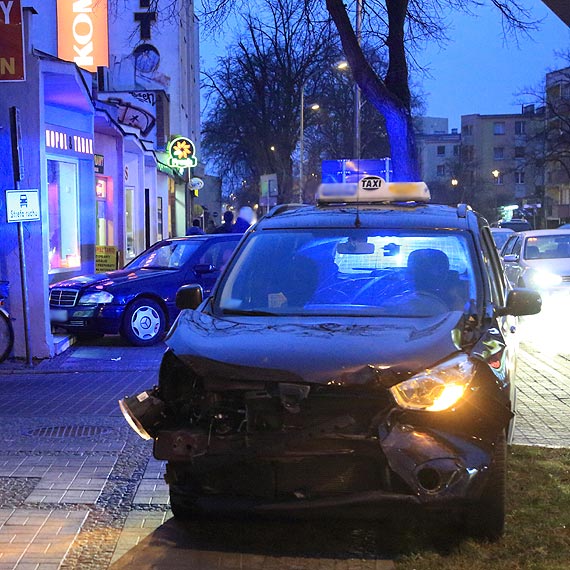 Mercedesem zatrzyma si na progu sklepu