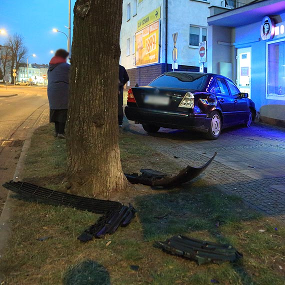 Mercedesem zatrzyma si na progu sklepu