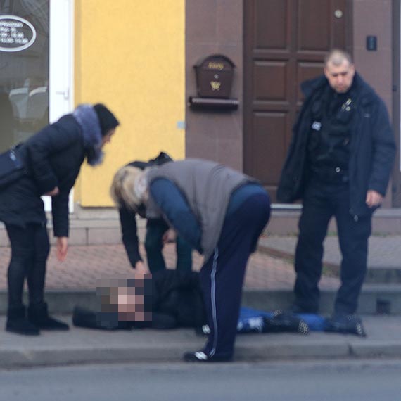 Do nieprzytomnej kobiety pogotowie jechao 20 minut!