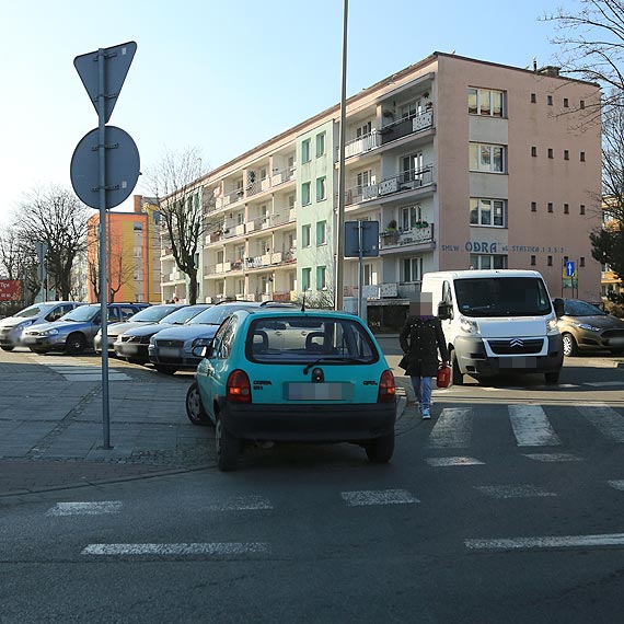 Dziwnie zaparkowany samochd zwrci uwag policjantw