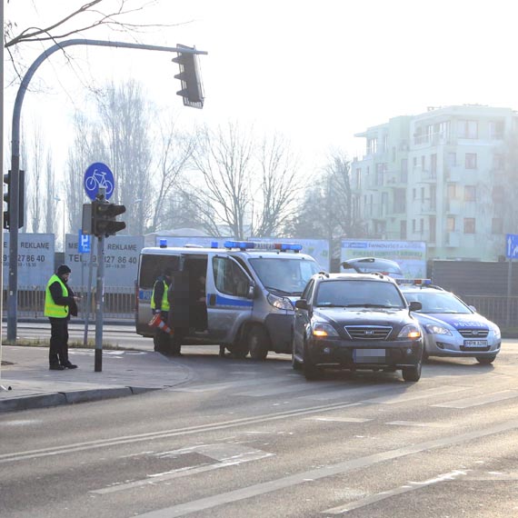 Potrcony na ciece rowerowej cyklista zosta zabrany do szpitala