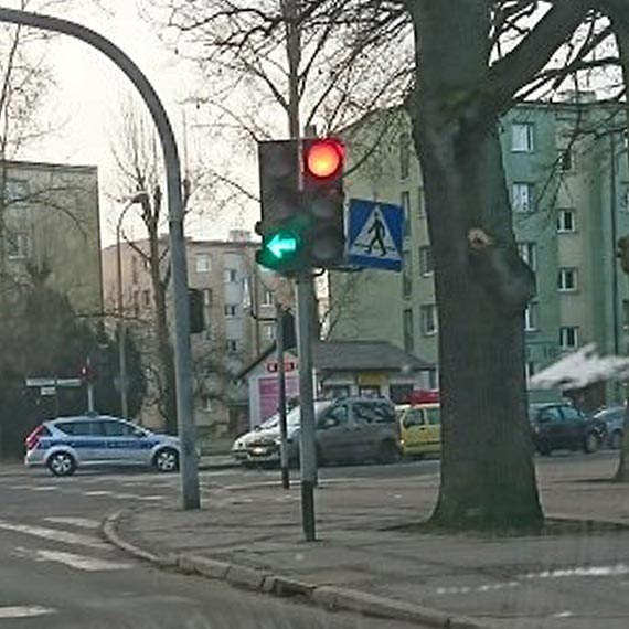 Przy skrzyowaniu zderzyy si dwa samochody. Kierujca nie zachowaa bezpiecznej odlegoci