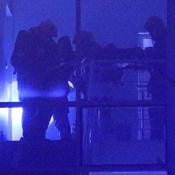 Dwie jednostki stray poarnej przemkny w nocy przez miasto. Poar na trenie PEC-u