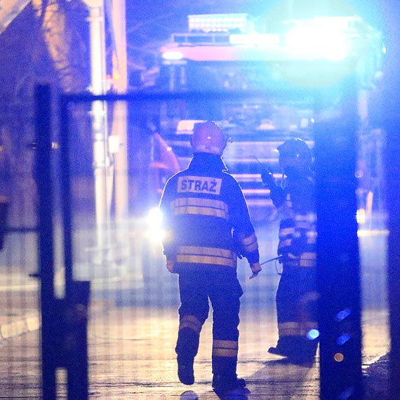 Dwie jednostki stray poarnej przemkny w nocy przez miasto. Poar na trenie PEC-u